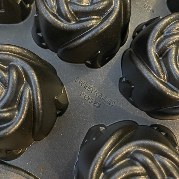 Nordic Ware Sweetheart Rose Muffin/ Cake Baking Pan - Picture 3 of 4